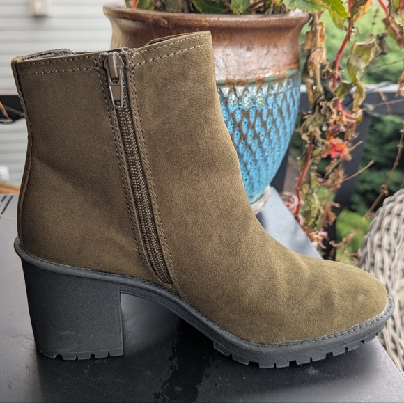 Chelsea Boots - Picture 4 of 8